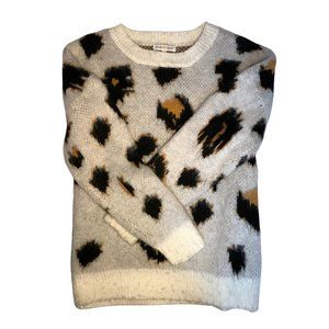 WOVEN HEART Sweater with Oversized Leopard Print